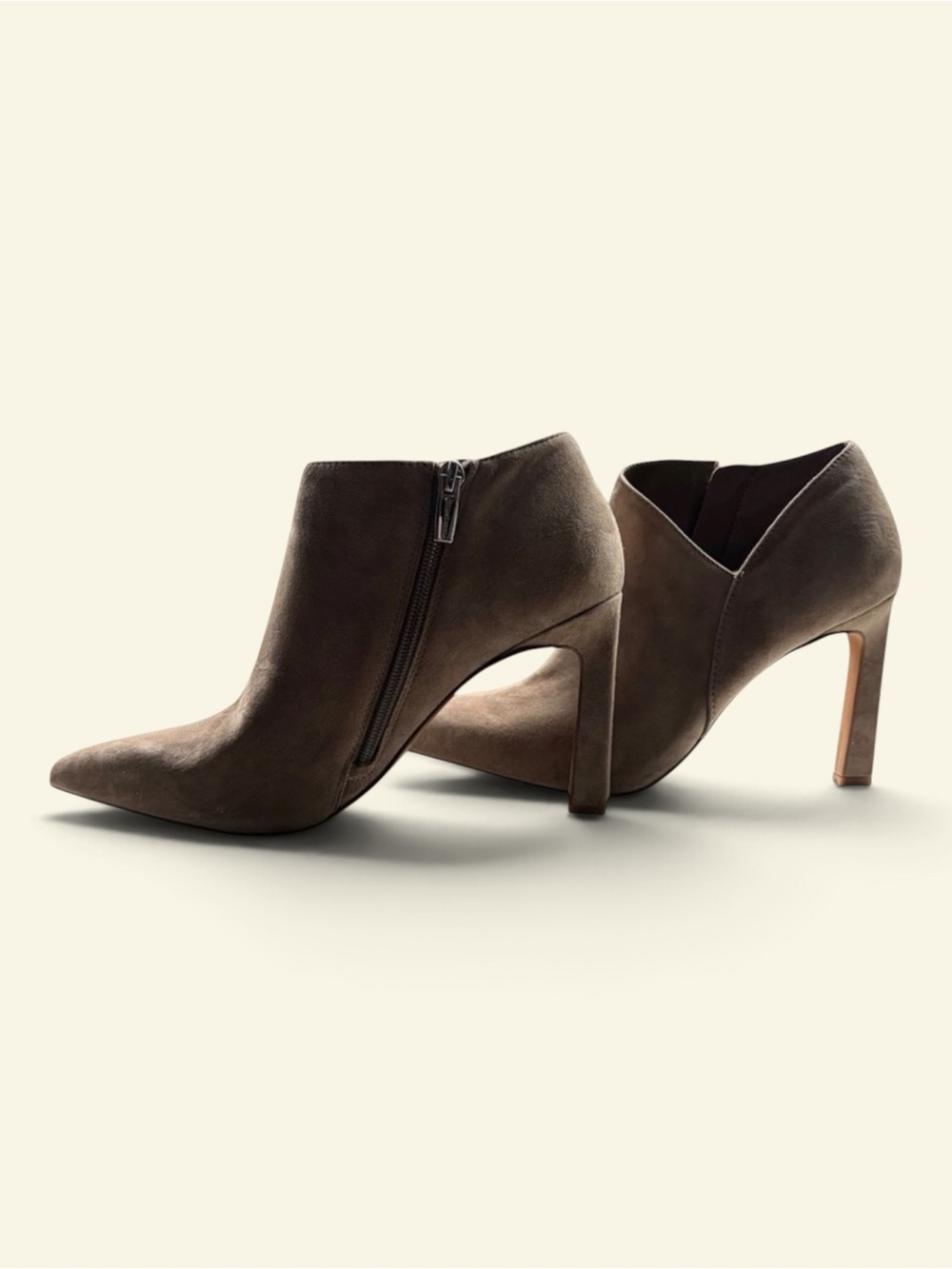 Vince Camuto Selsta Suede Ankle Booties Taupe V-Cut Pointed Toe Heel Size 9 Boho - Picture 3 of 7